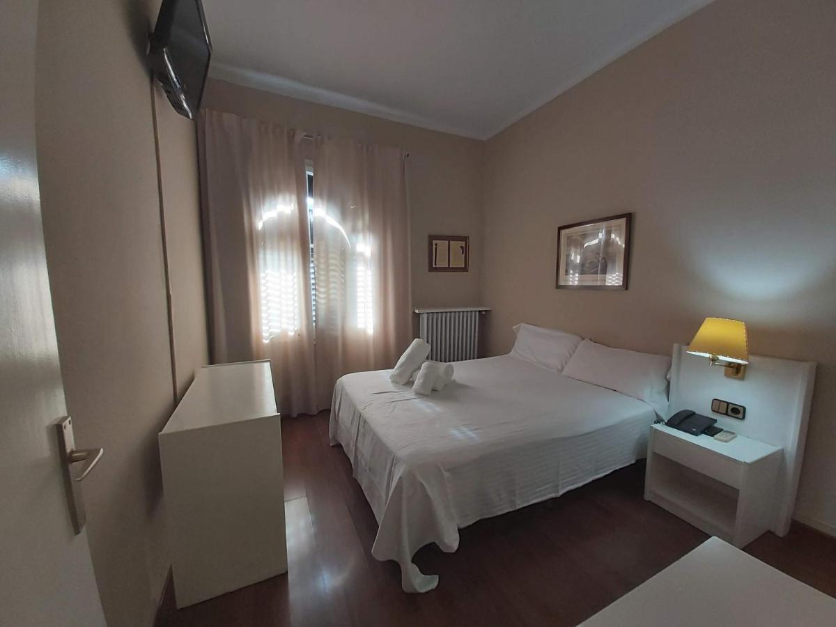 Hotel El Castell Sant Boi de Llobregat Luaran gambar