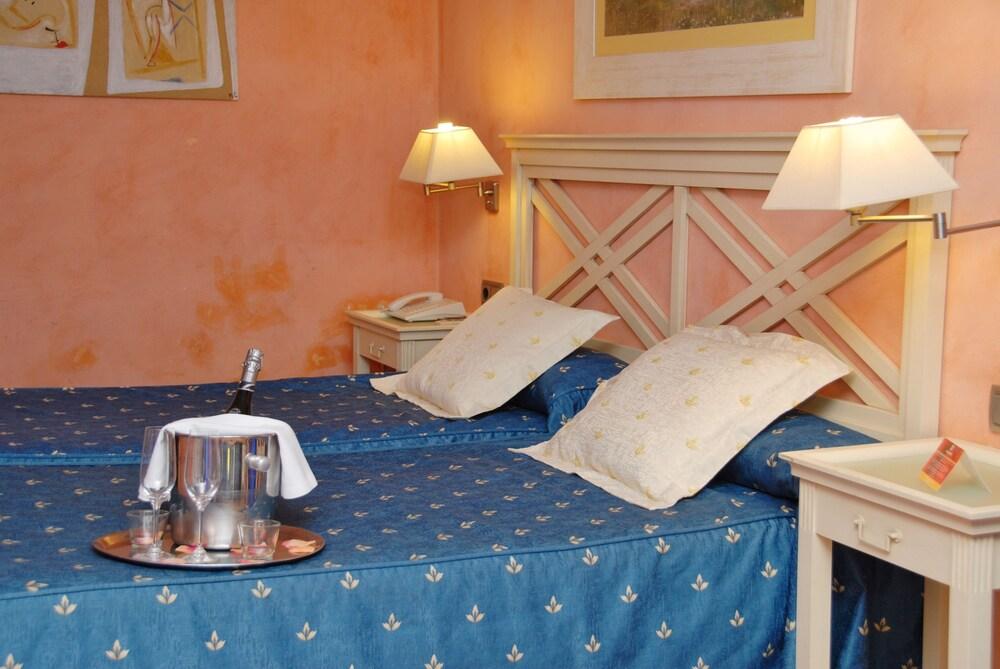 Hotel El Castell Sant Boi de Llobregat Luaran gambar