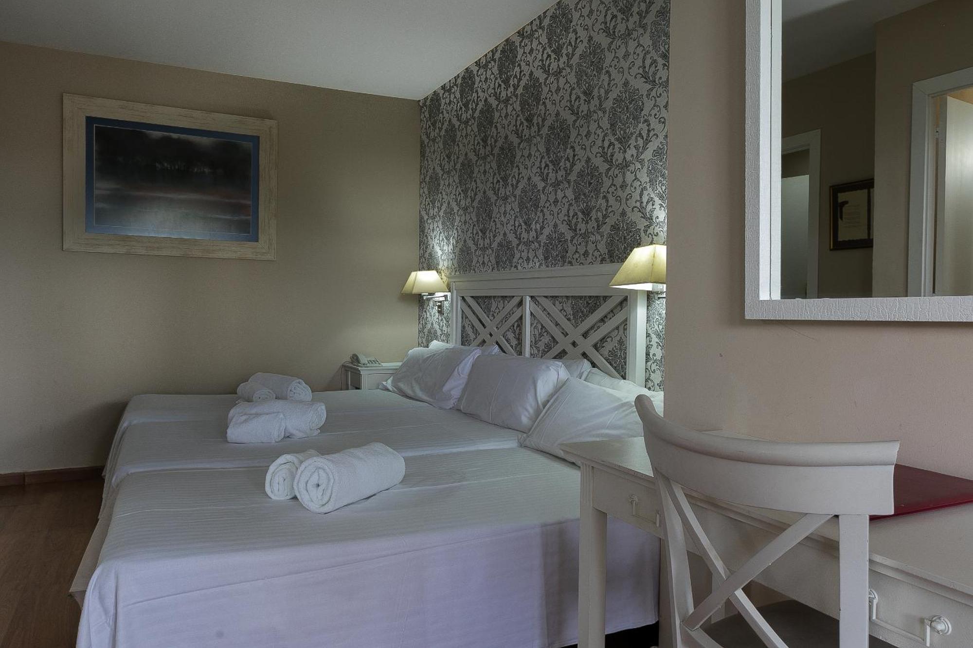 Hotel El Castell Sant Boi de Llobregat Luaran gambar