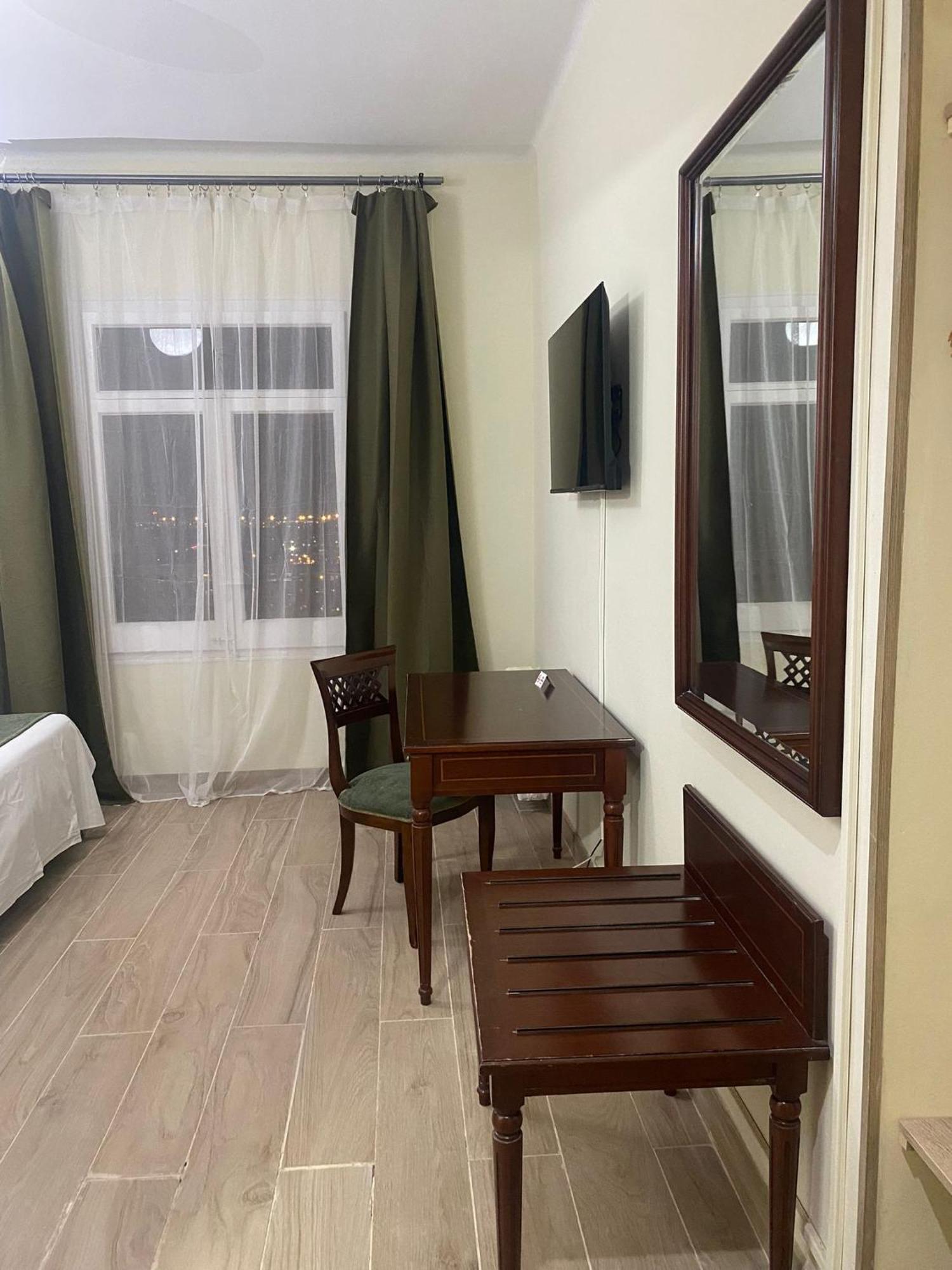 Hotel El Castell Sant Boi de Llobregat Luaran gambar