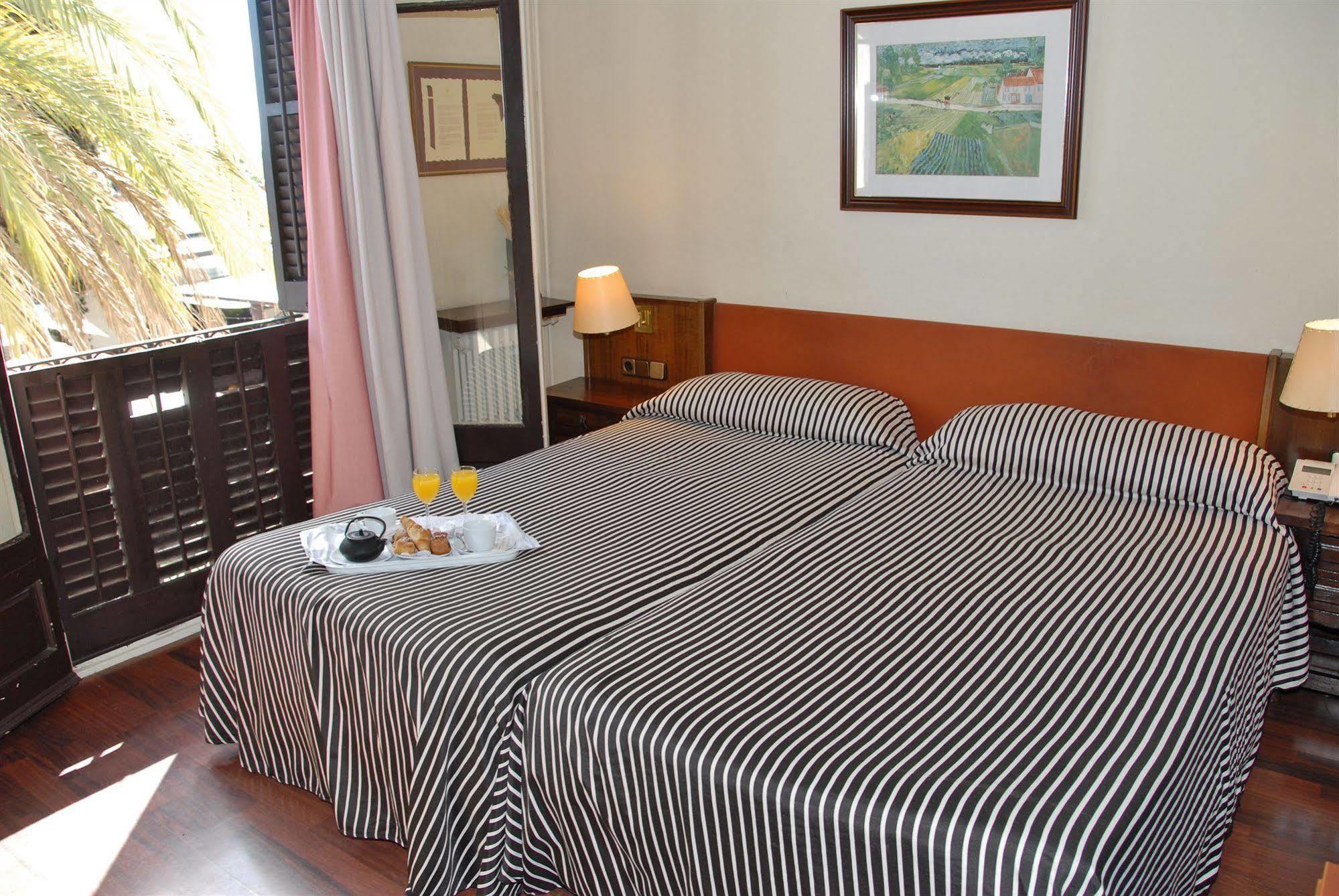 Hotel El Castell Sant Boi de Llobregat Luaran gambar