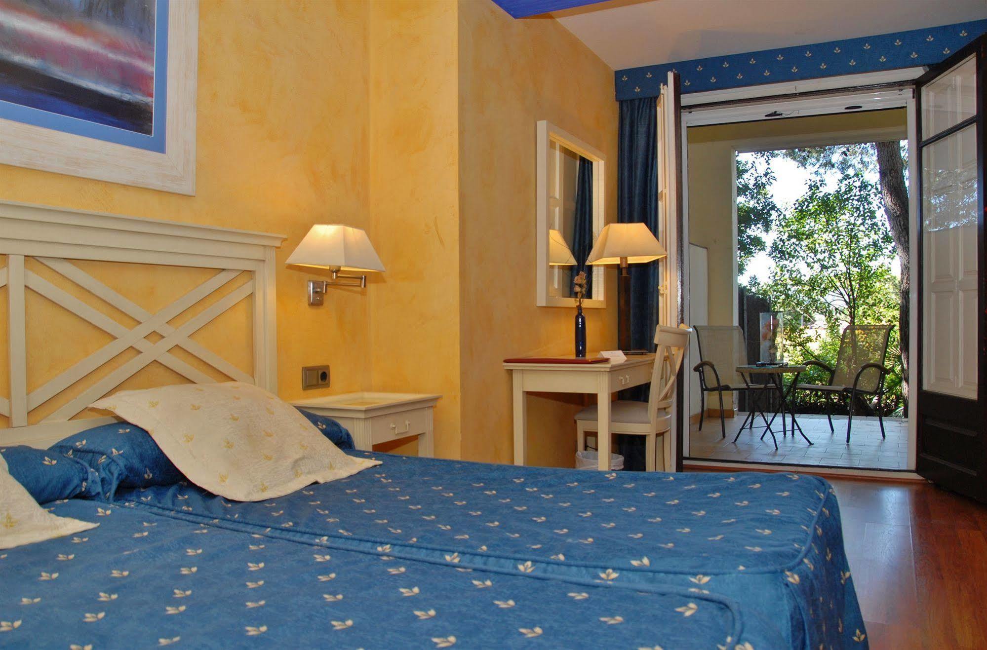 Hotel El Castell Sant Boi de Llobregat Luaran gambar